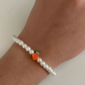 🥕Elastic pearl bracelet with carrot charm🥕